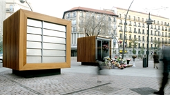 PUESTOS DE FLORES EN LA PLAZA DE TIRSO DE MOLINA