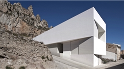 CASA EN LA LADERA DE UN CASTILLO