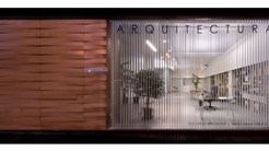 LA PUERTA DE UNA OFICINA ABIERTA