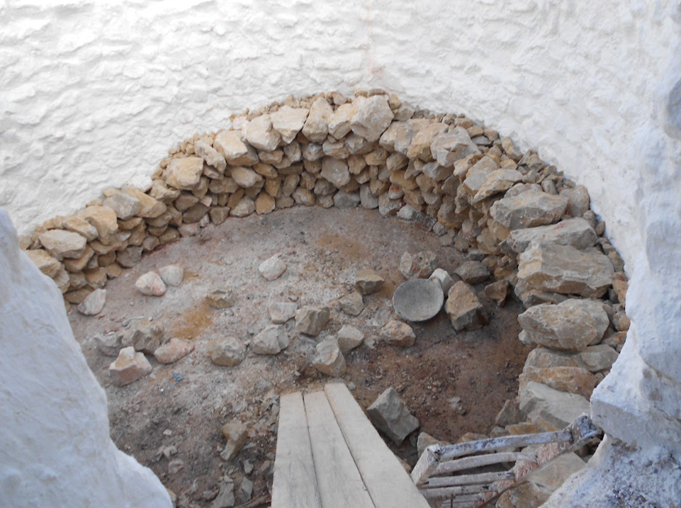 Horno de cal artesanal, en Menorca, en proceso de carga de la caliza local