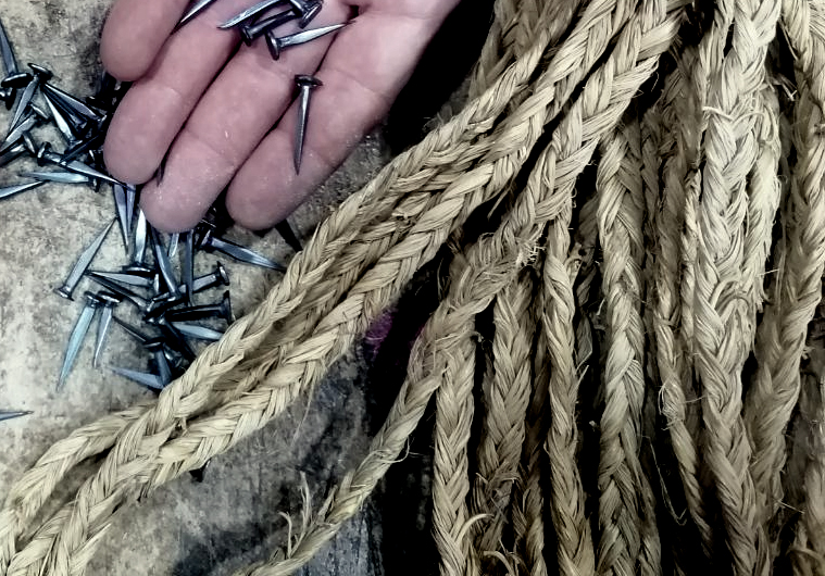 Lías de esparto y clavos de forja, de la espartería madrileña de Juan Sánchez
